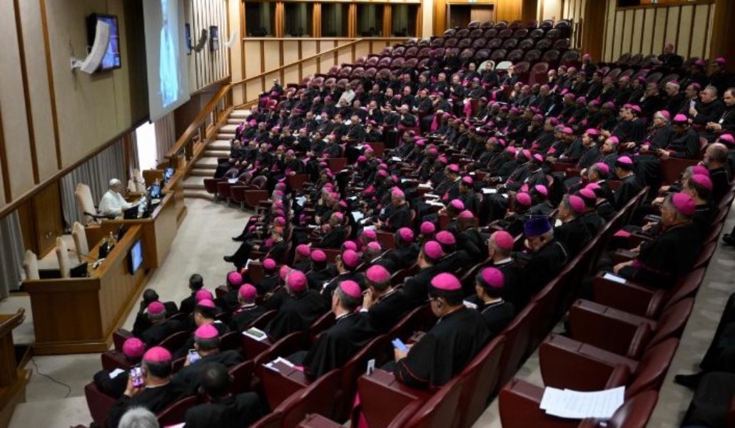Un momento de la intervención del Santo Padre ante 192 obispos en el Aula del Sínodo.