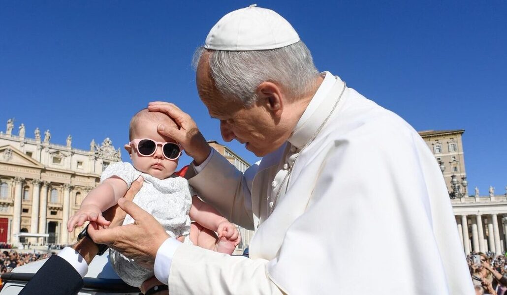 El Papa León XVI saluda a un niño durante la audiencia con los catequistas