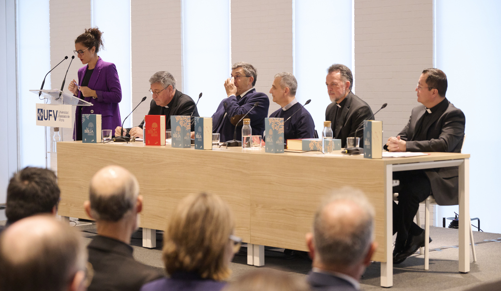 Un momento de la presentación de la Biblia.