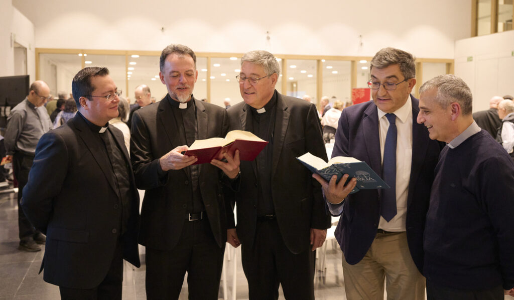 Los ponentes posan con las nuevas ediciones.