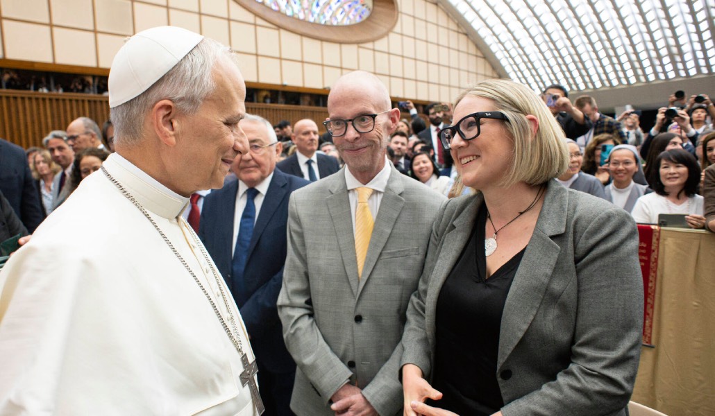 La autora y su marido, John, son los vaticanistas de 'Crux'. Aquí, en el primer encuentro de León XIV con la prensa.