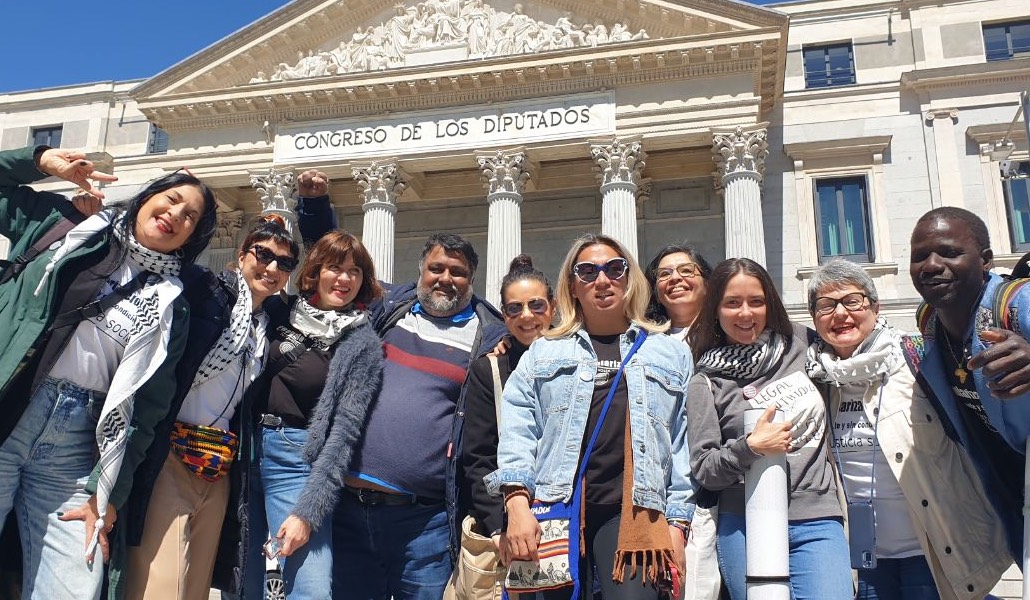 Algunos de los promotores de la ILP posan delante del Congreso.