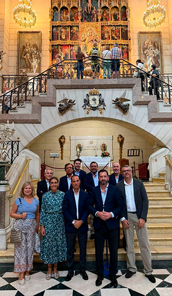 La mañana del martes, el equipo de Instituciones Religiosas del Banco Sabadell realizó una visita y una ofrenda a la Virgen de la Almudena