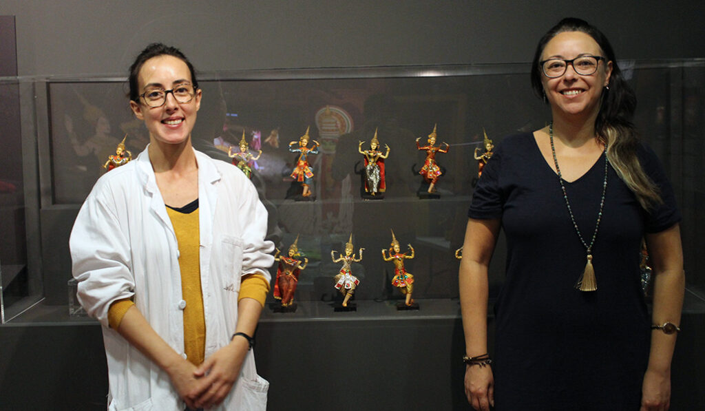 Sánchez y Escribá con las figuras del teatro Khon