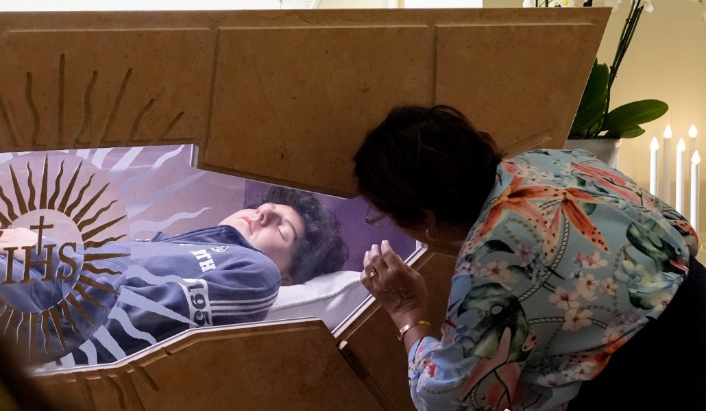 Una mujer reza ante la tumba de Acutis en Asís.