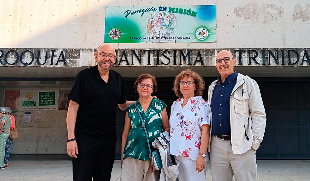Carmen, Mario, Juana Mari y Luis, ante la parroquia de la Santísima Trinidad de Collado Villalba