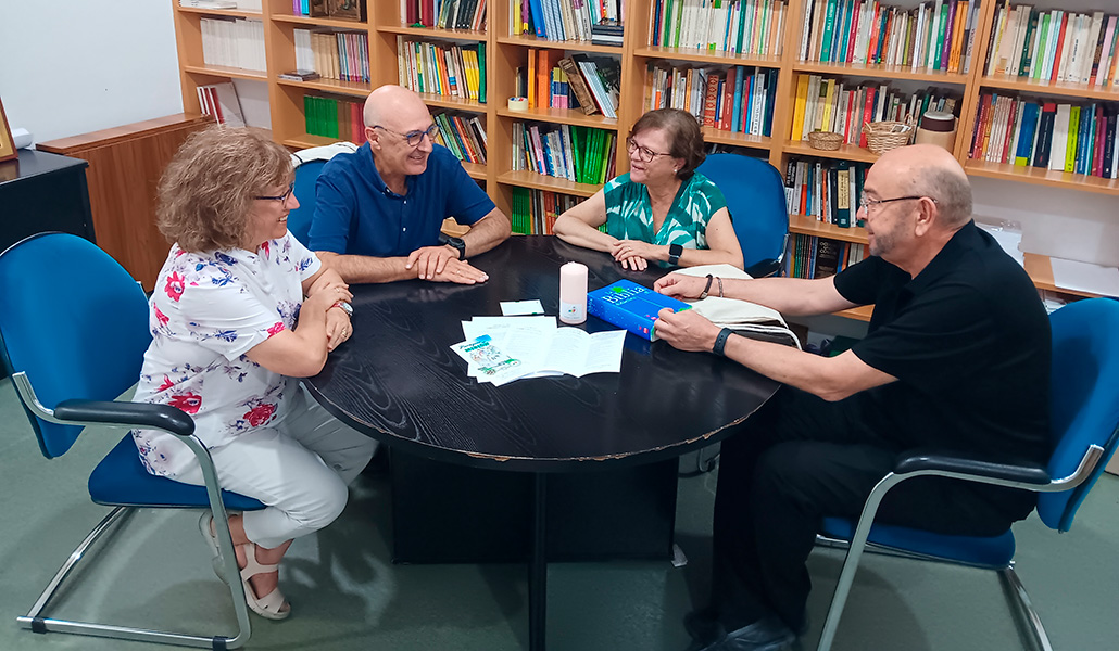Carmen, Mario, Juana Mari y Luis, ante algunos de los elementos del kit de misioneros que llevan a las casas