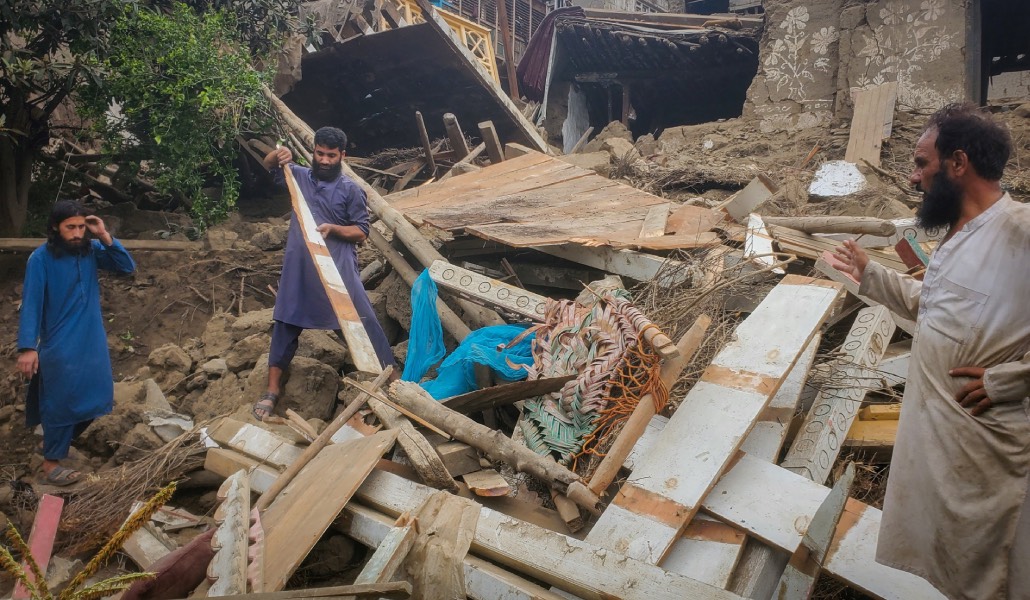 Solo sus familiares varones podían sacar a las mujeres de bajo los escombros