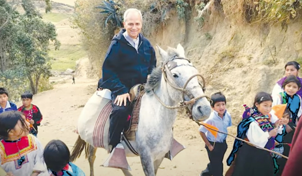Prevost montado en un caballo en Perú