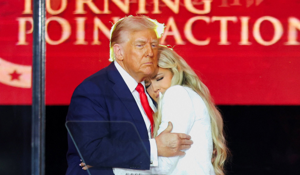 Trum abraza a la viuda de Charlie Kirk durante el evento en el que ha perdonado al asesino