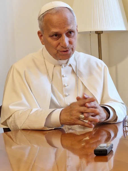 León XIV durante la entrevista a Elise Ann Allen