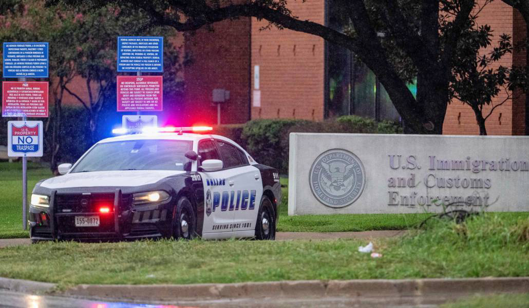 Coche de policía a la puerta de la oficina del ICE de Dallas