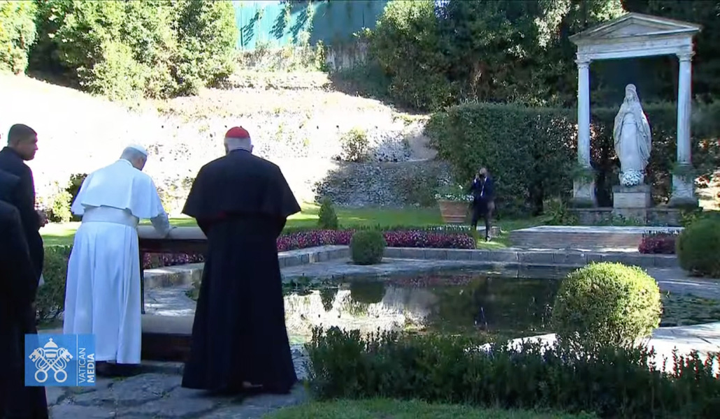 León XIV reza ante una imagen de la Virgen en uno de los estanques del Borgo Laudato si'
