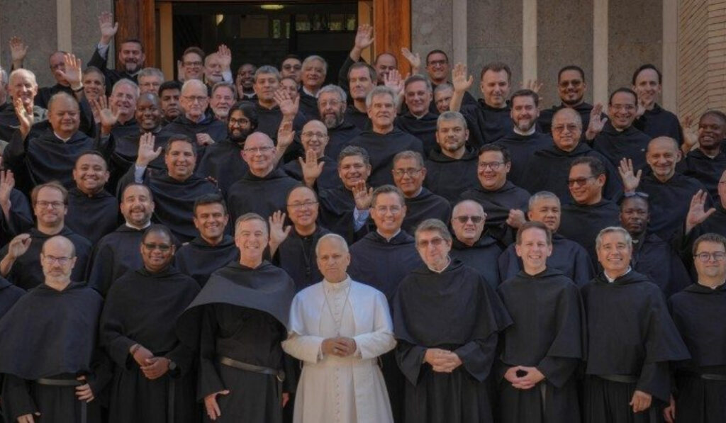 Joseph Farrel con los agustinos en su foto general