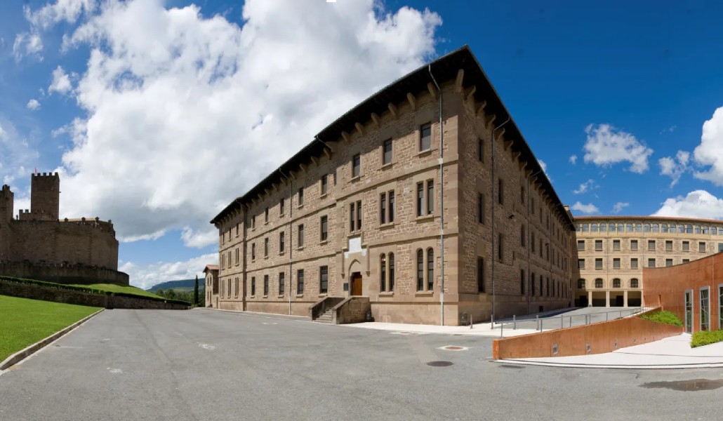 La casa de ejercicios de Javier con el castillo al fondo