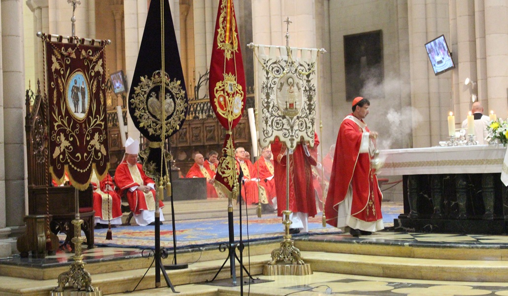 José Cobo en la catedral de la Almudena durante el Jubileo de Hermandades y Cofradías junto a sus estandartes