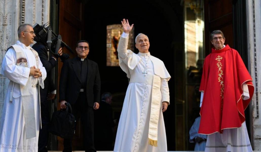 El Papa es recibido a las puertas de la basílica de San Agustín por Alejandro Moral, prior general saliente de los agustinos