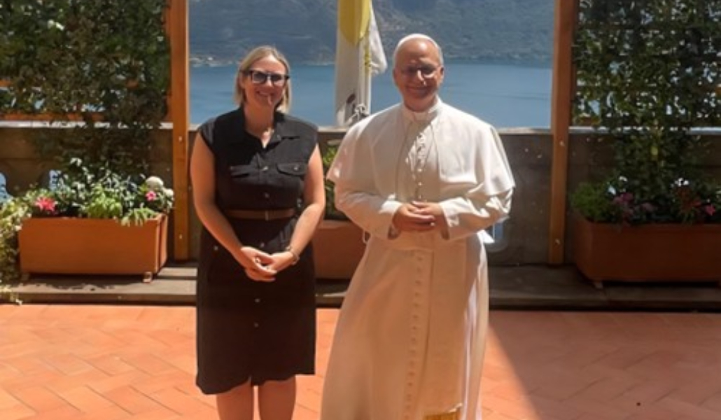 Elise Ann Allen con León XIV en el Palacio Apostólico de Castel Gandolfo