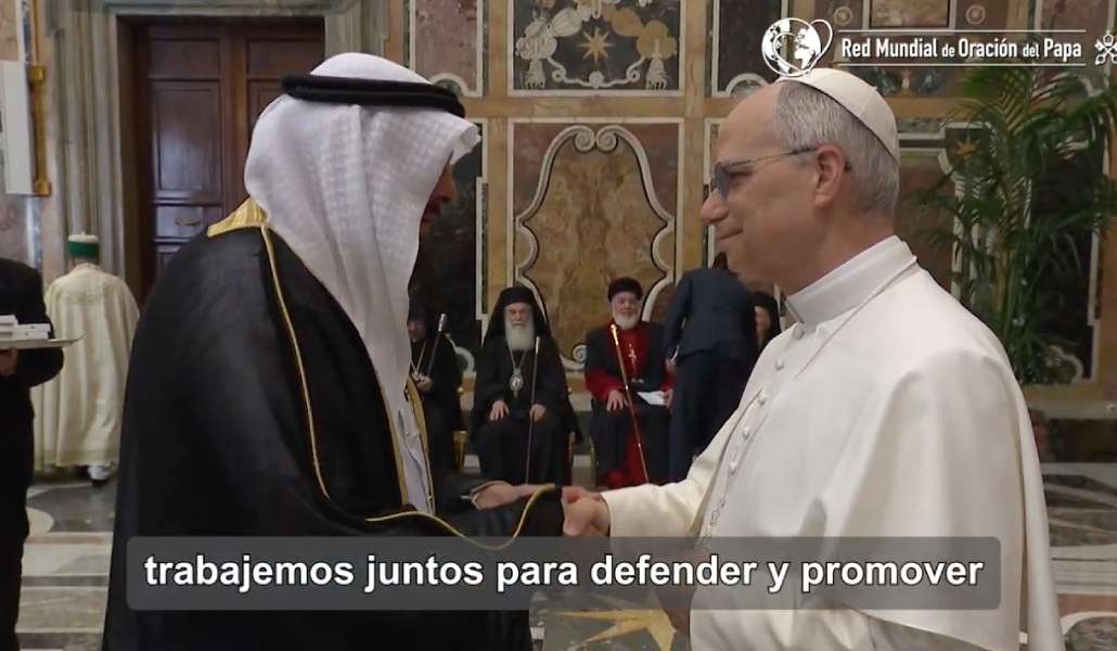 Fotograma de León XIV con un líder musulmán en el vídeo del Papa para octubre
