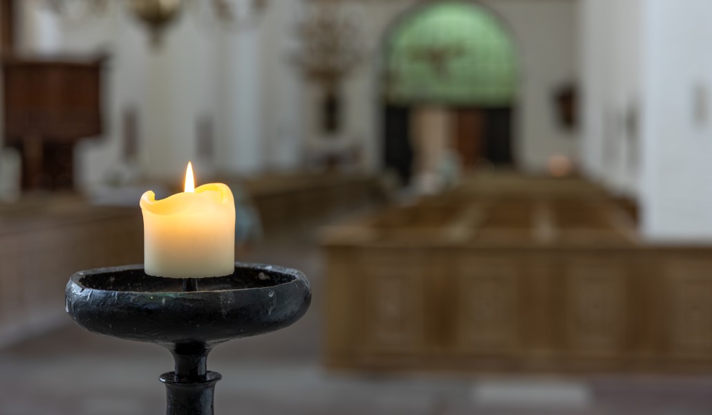 Foto de recurso de una vela encendida en una Iglesia