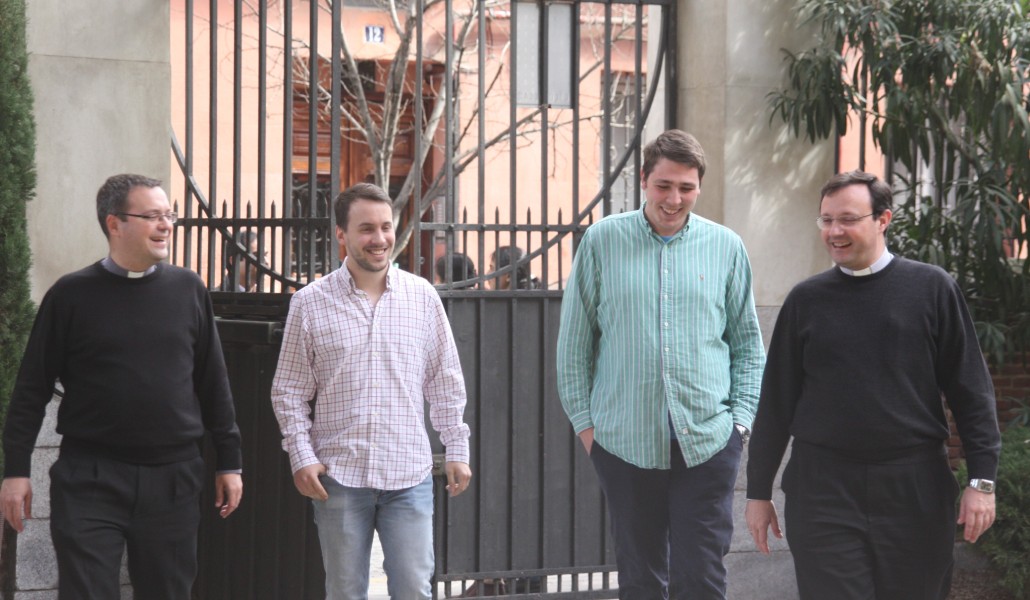 Vidal y Álvarez con dos seminaristas en el Seminario de Madrid, en 2017