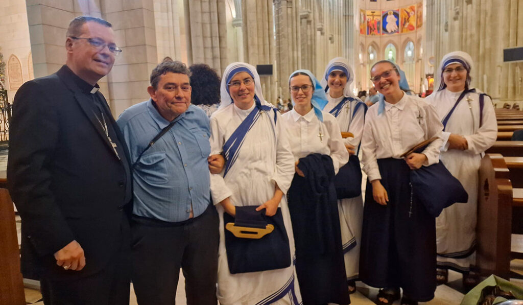 Francisco con el obispo Jesús Vidal y las Misioneras de la Caridad durante el funeral de Pepe Álvarez.