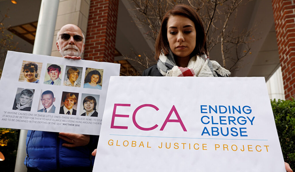 rotesta contra los abusos sexuales cometidos por sacerdotes, durante la celebración de la Asamblea Plenaria de la Conferencia Episcopal de Estados Unidos, en Baltimore.