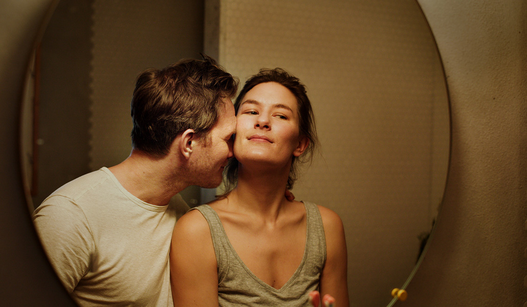 Oddgeir Thune como Sigmund y Helga Guren (Maria) dan vida a un matrimonio en dificultades.