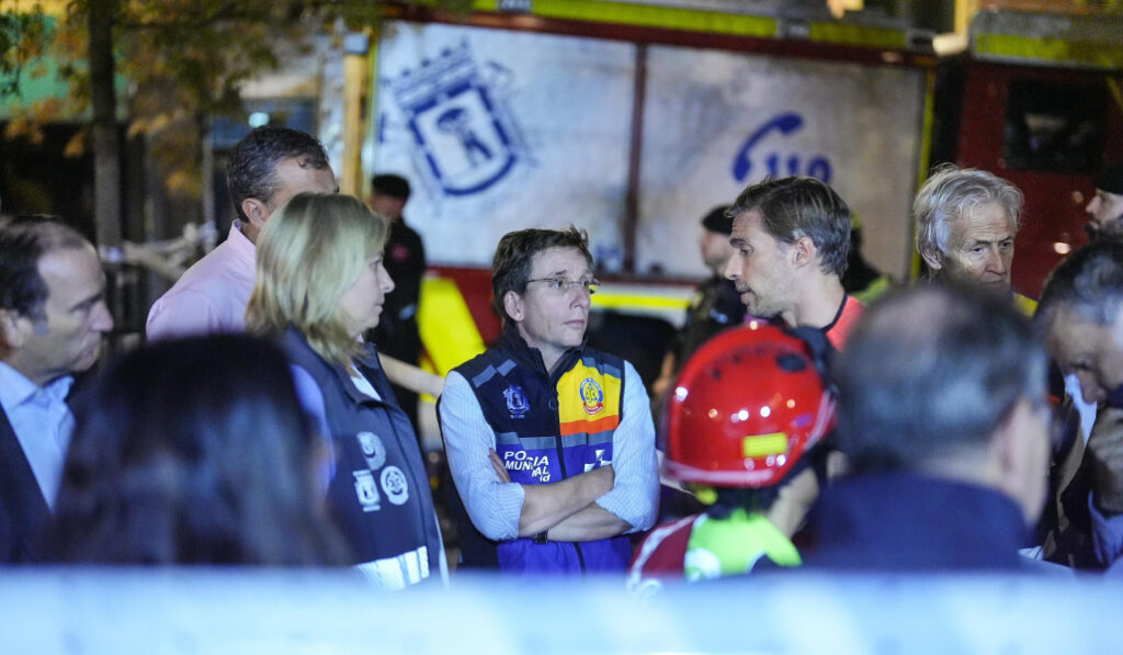 El alcalde supervisa las labores de rescate.