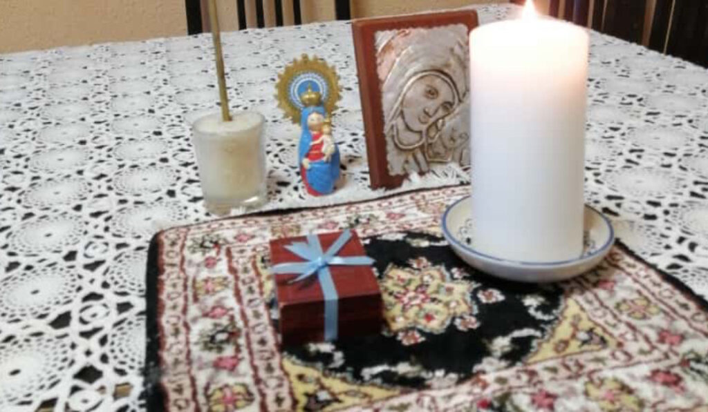 La cajita con el bebé de Diana y Álex el día de la despedida familiar.