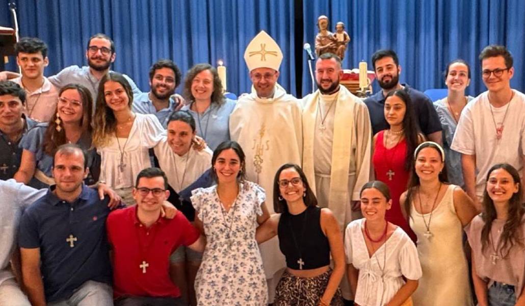 El obispo auxiliar en el envío de un grupo de jóvenes de Cursillos para misiones de verano