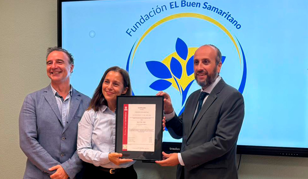 Aranguez, con la certificación en la mano, junto a Diego Pulido (izquierda), gerente de la Fundación Buen Samaritano, y David Gómez (derecha), de Bureau Veritas