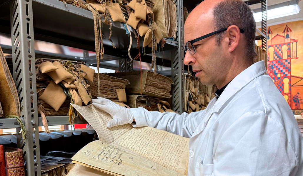 Arce está al frente del Archivo Diocesano y del de la catedral