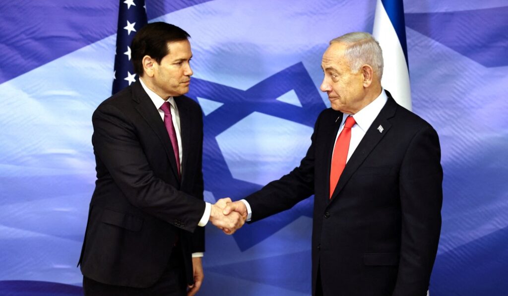 Netanyahu (derecha) con el secretario de Estado de EE. UU., Marco Rubio, el 23 de octubre.
