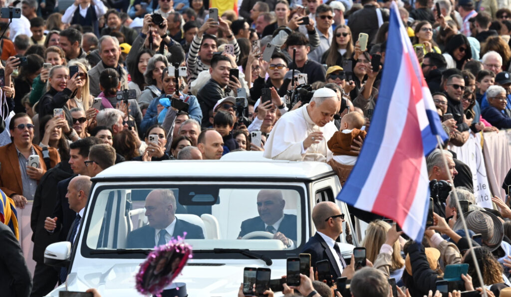 El Papa se detiene para saludar a un niño durante la audiencia