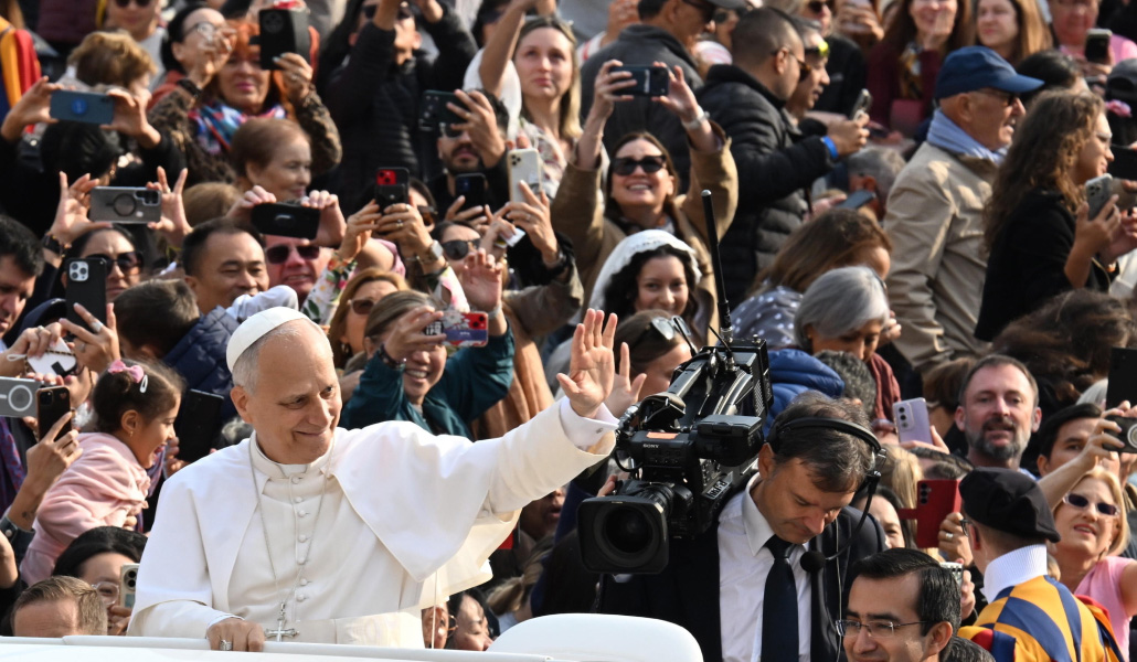 El Papa León XIV con la mano extendida saluda a los fieles en la plaza de San Pedro.