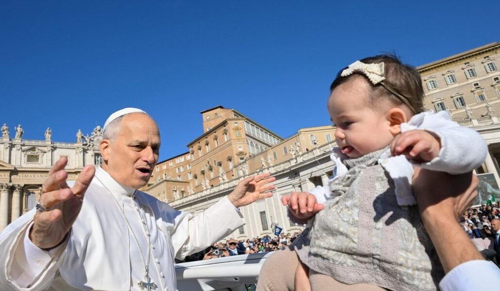 León XIV bendice a una bebé durante su recorrido por la plaza.