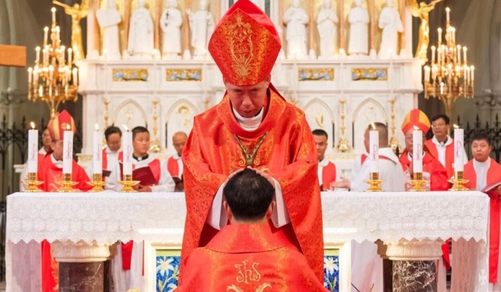 Shen Bin impone las manos a Wu Jianlin durante su ordenación este miércoles.