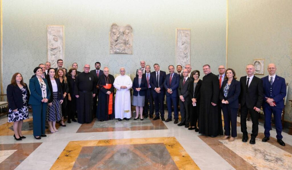 Miembros de Ayuda a la Iglesia Necesitada con León XIV en el Aula de los Papas