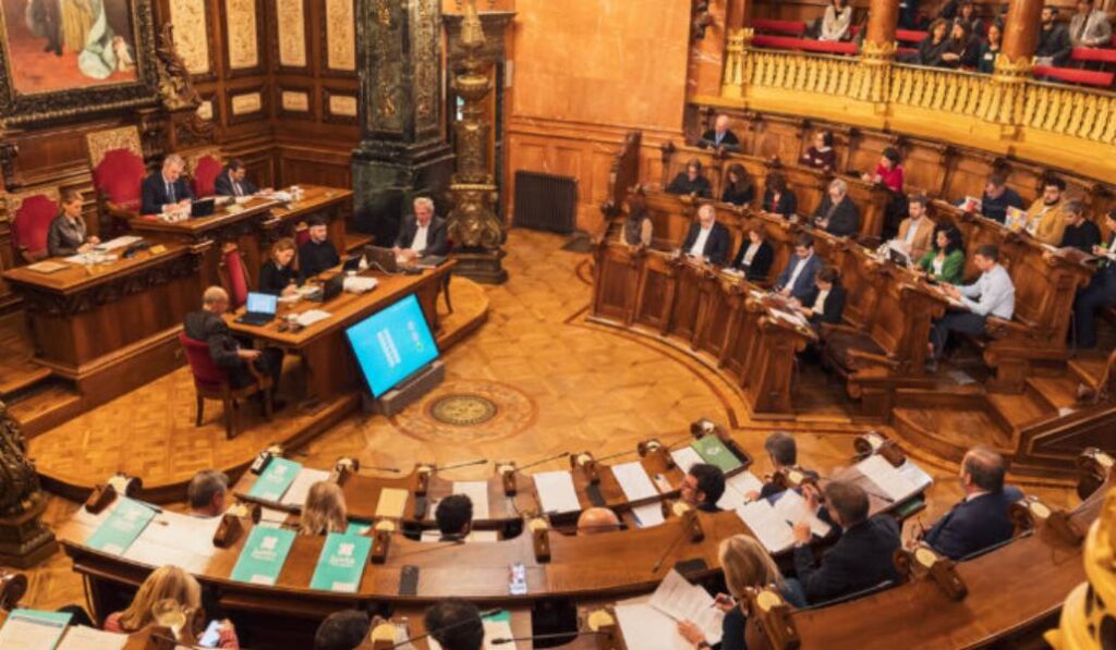 Una sesión en el consistorio barcelonés.