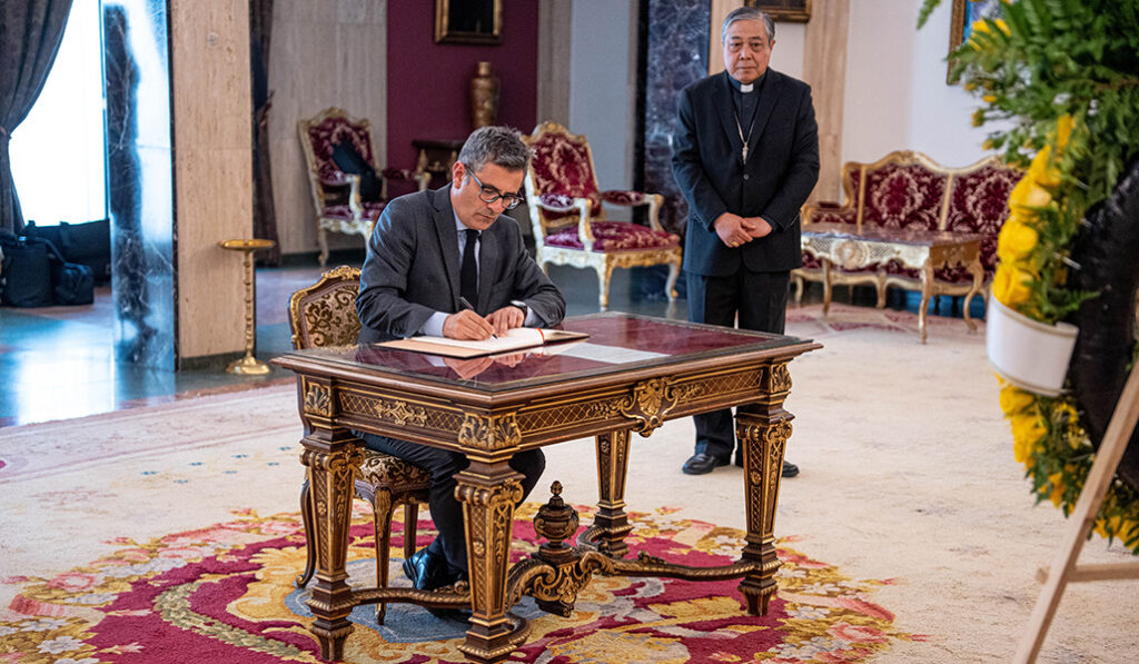 Bolaños firmando en el libro de la nunciatura tras el fallecimiento de Francisco