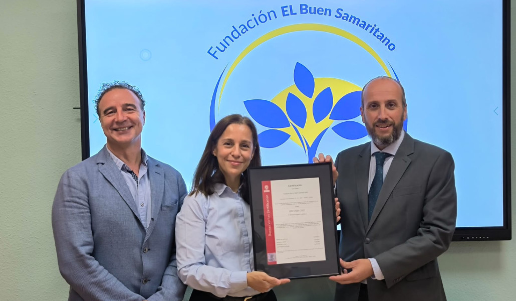 Analía Aranguez recibe el reconocimiento, con Diego Pulido, director general de la fundación, a su derecha. Foto: El Buen Samaritano.