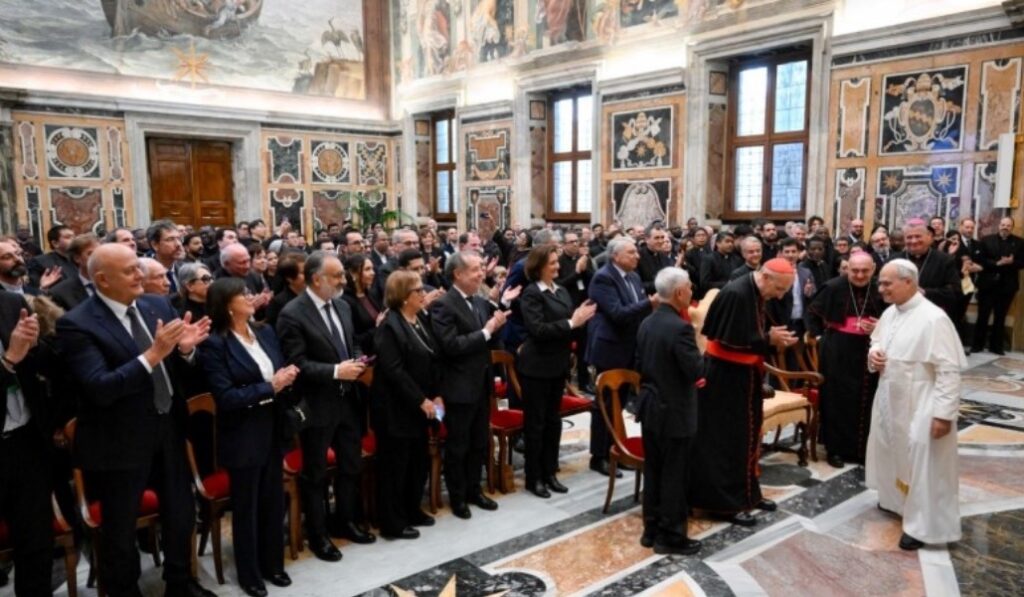 El Santo Padre con los participantes en el encuentro.