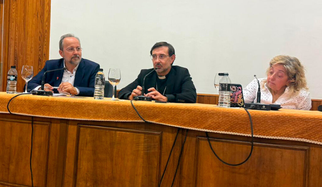 Bermejo, Cobo y Sánchez en la firma del convenio