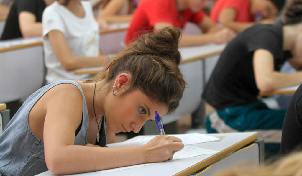 Foto de recurso de una chica en el aula