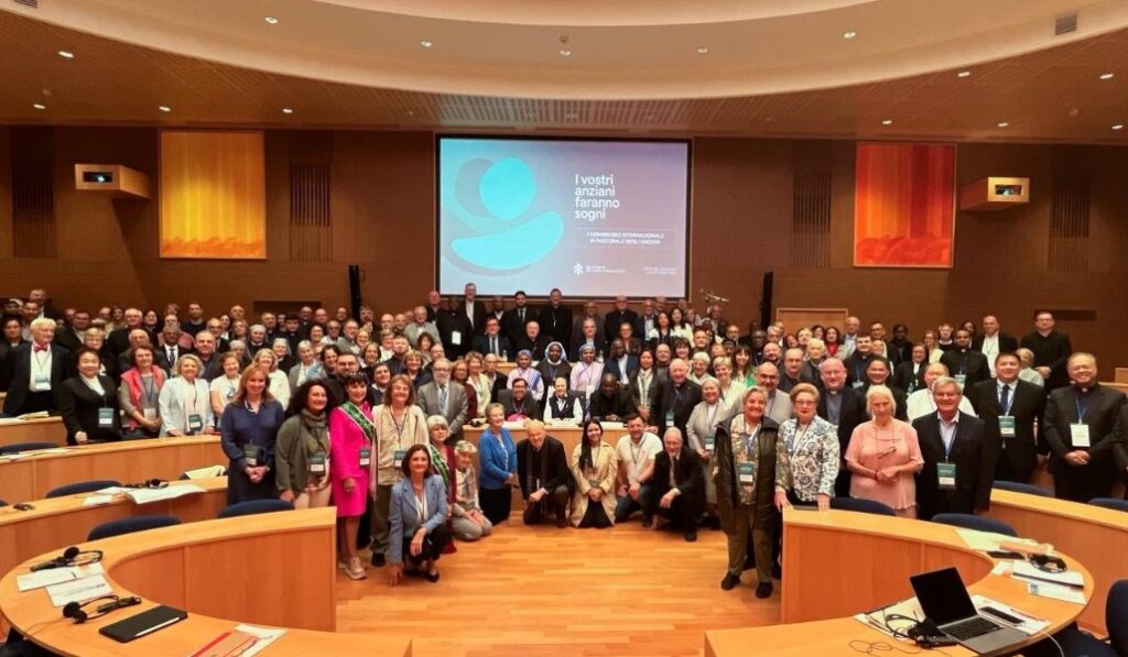 Foto de familia del congreso dedicado a los mayores