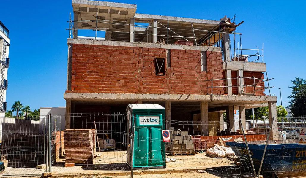 Foto de una obra en construcción en la zona afectada por la DANA