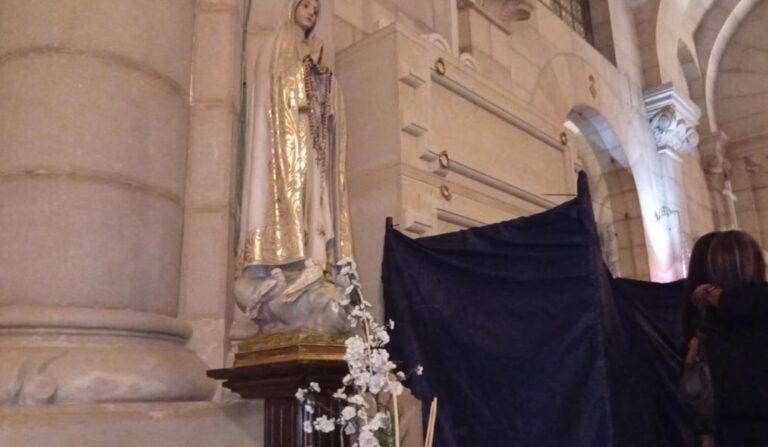 Sus restos descansan cerca de la Virgen.