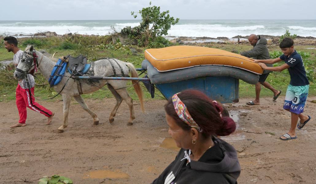 Cubanos preparándose para la llegada de Melissa estos días. Foto: CNS.