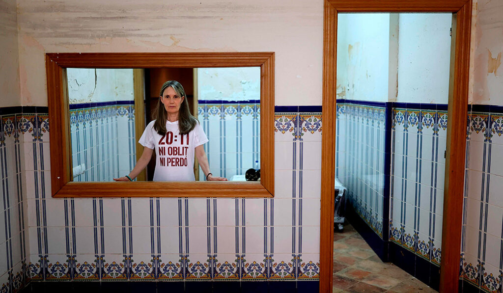 Álvarez posa en la casa de su padre, que fue arrastrado por la corriente.